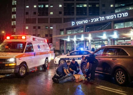 אמבולנס נייד ורכב ליד בית חולים