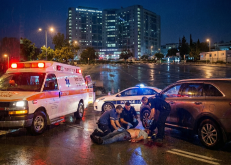 אמבולנס ניידת ורכב בית חולים ברקע