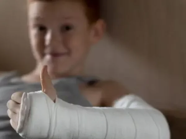 שבר ביד ילד